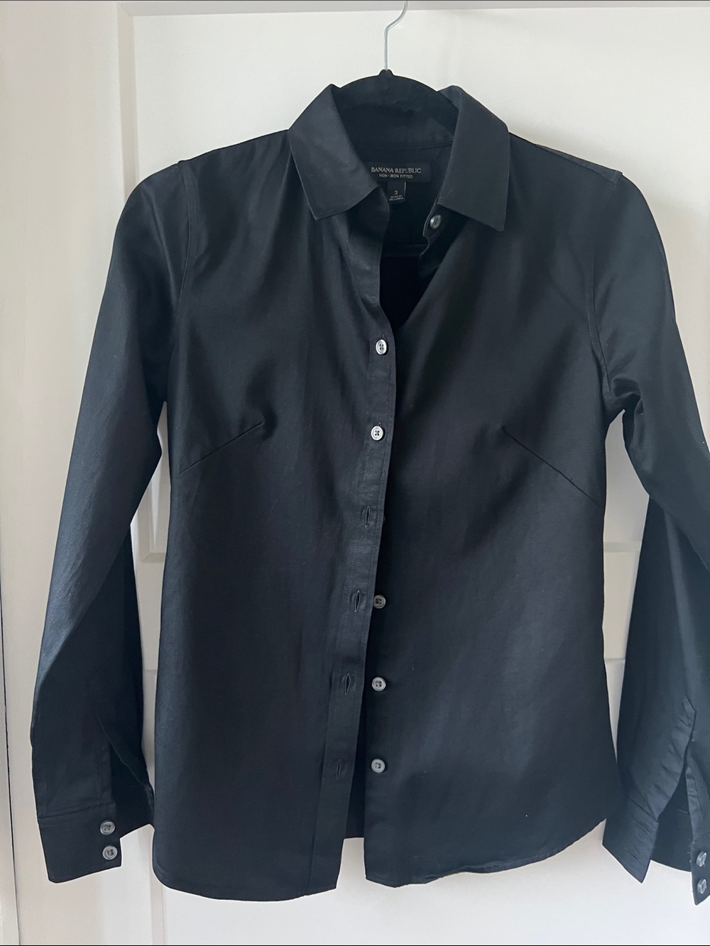 Banana Republic Women’s Black fitted Button-Up Shirt
